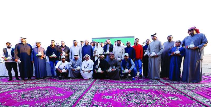 المعتوق والعون ومسؤولو جمعية السلام والمتطوعون في لقطة جماعية (تصوير سعود سالم)