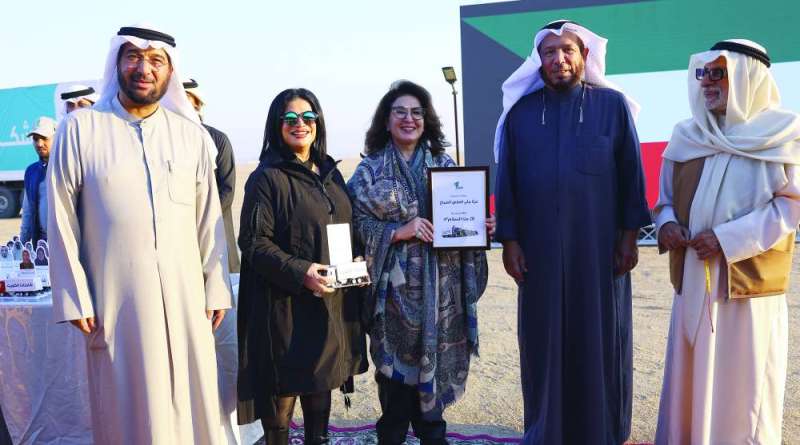 المعتوق خلال تكريمه متطوعتين بحضور العون