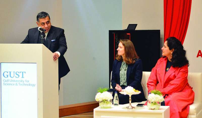 اللورد أحمد متحدثاً وبدت الشيخة انتصار والسفيرة لويس (تصوير سعود سالم)