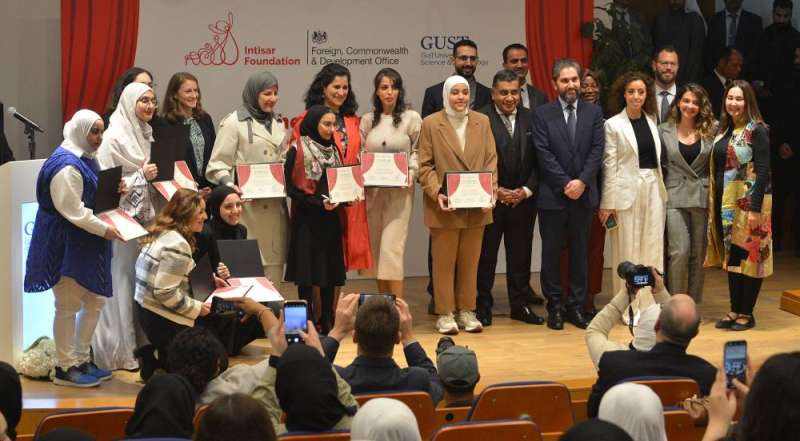 صروة جامعة مع المتخرجات 