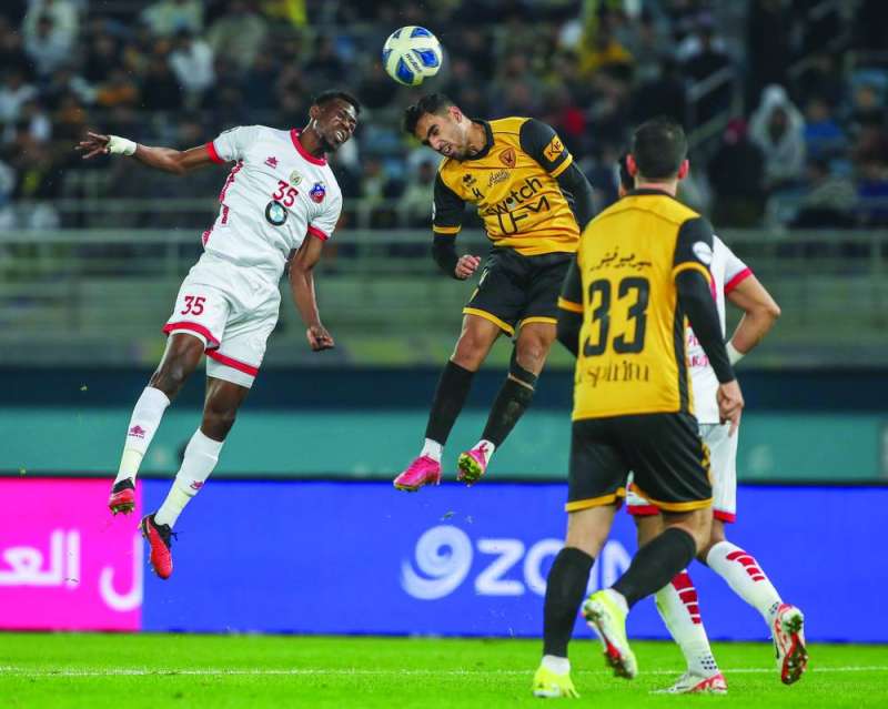 


كرة مشتركة بين راشد الدوسري ومحترف «الأبيض» أرسين زولا 