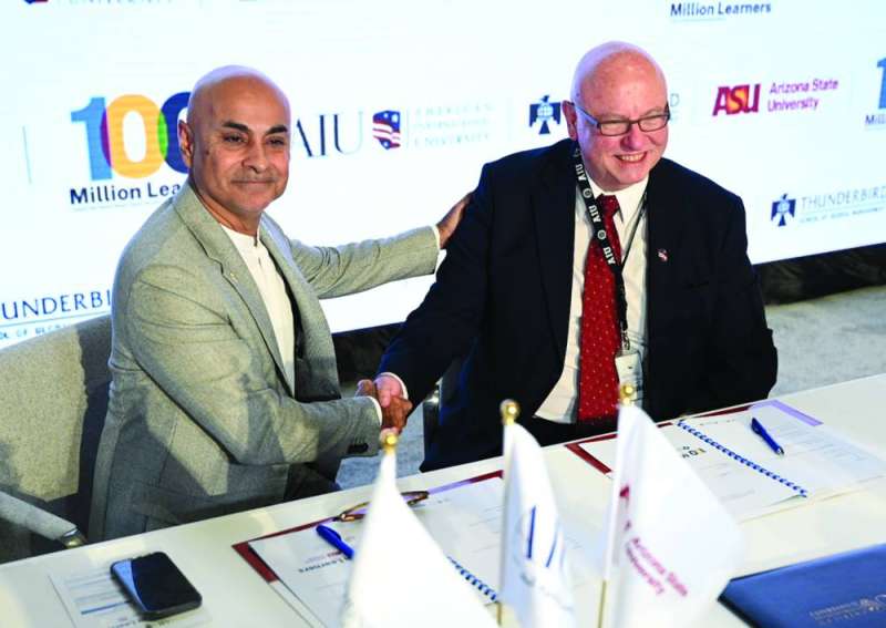 


مايكل بشكو وسانجيف خاغرام عقب توقيع الاتفاقية 	(تصوير نايف العقلة) 