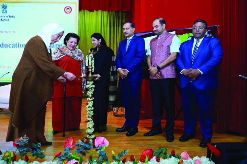 لنا العيار ونورة الغانم تشاركان زوجة السفير 
الهندي بإشعال شمعة بدء الندوة