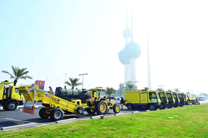 


آليات البلدية مستعدة للاحتفالات الوطنية	(تصوير أسعد عبدالله) 