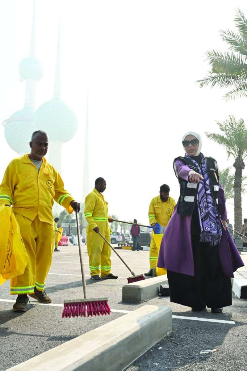 سارة الحمد توجه عمال مراكز النظافة التابعة لفرع بلدية محافظة الأحمدي