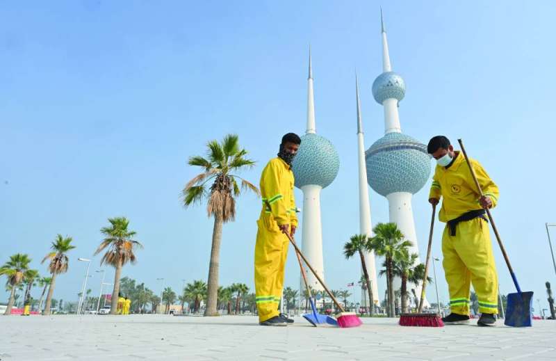 تنظيف الأرصفة المحاذية لأبراج الكويت