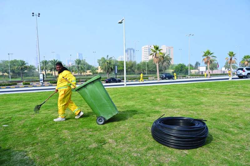 رفع المخلفات من المسطحات الخضراء تمهيداً لتمديد أنابيب المياه للأشجار