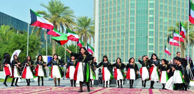 أعلام الكويت ترفرف على أنغام الأغاني الوطنية	(تصوير سعود سالم) 