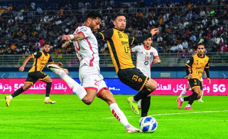 


مدافع القادسية سيرجيو فيتور يحاول منع تسديدة يوسف ناصر 	 (كونا) 