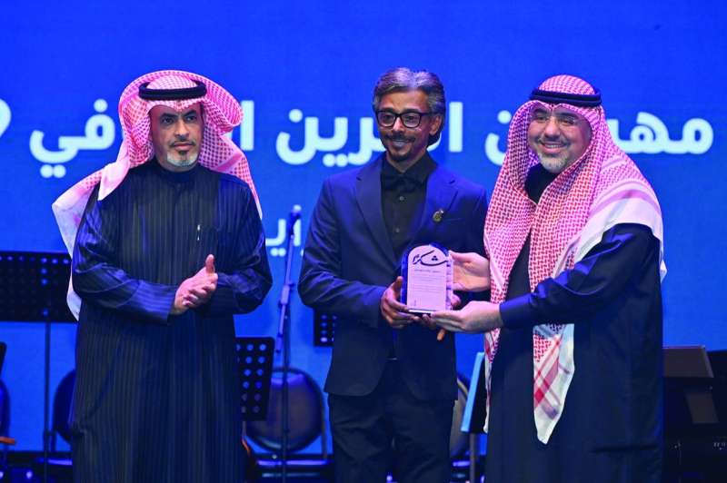 


مساعد الزامل وفالح المطيري يكرمان المايسترو راشد النويشير 