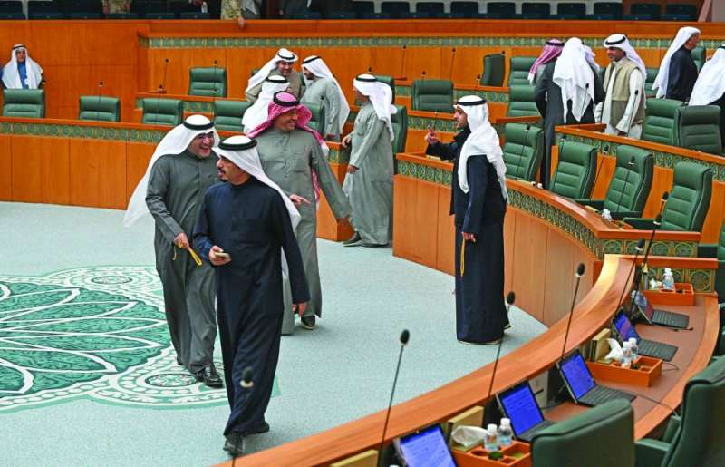 النواب يغادرون القاعة