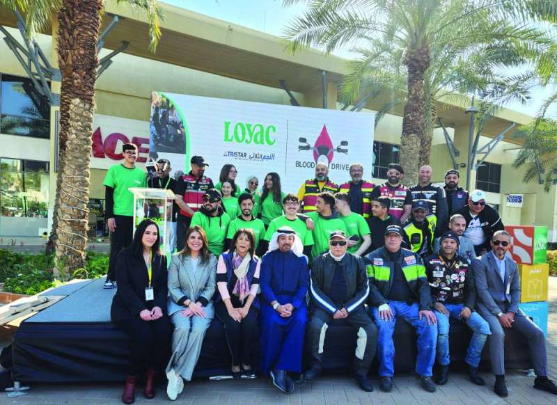 


صقر آل بن علي يتوسط فريق البنك و«لوياك» 