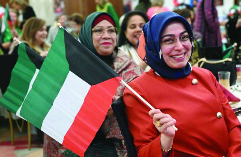 السفيرتان التركية والإندونيسية ترفعان علم الكويت