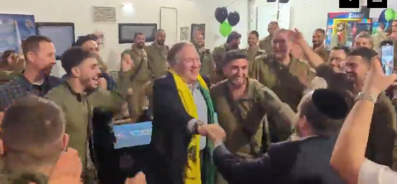 بومبيو يرقص مع جنود إسرائيليين قرب غزة