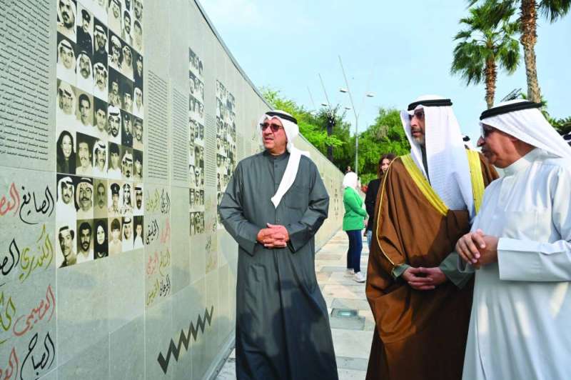 أمام جدارية الشهداء 