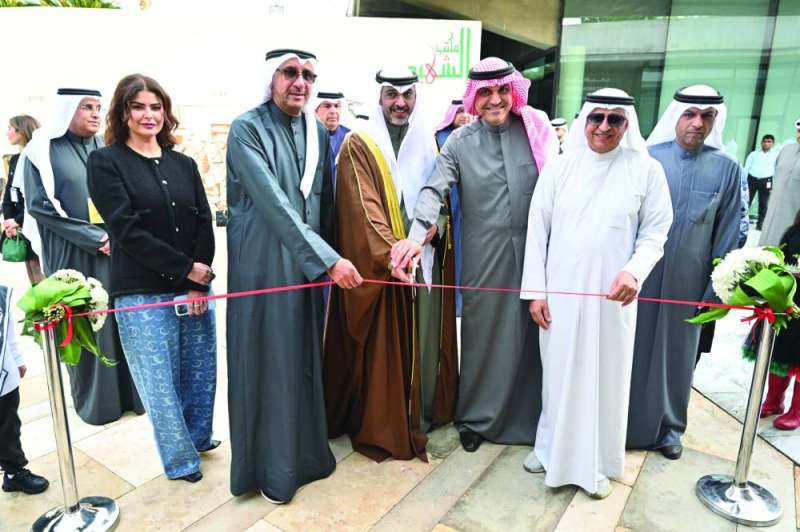 العبدالله يقص شريط افتتاح المهرجان 	(تصوير أسعد عبدالله) 