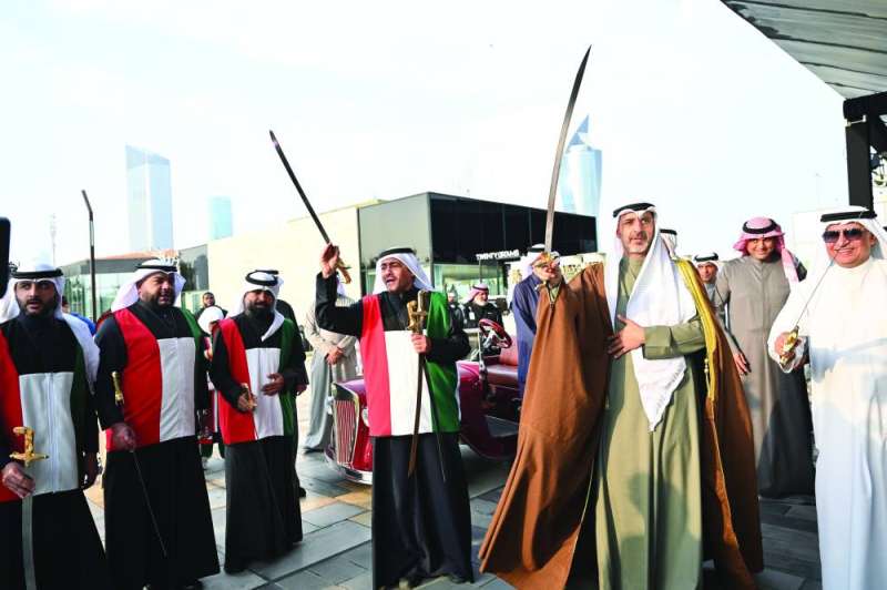 وزير الديوان يؤدي العرضة 