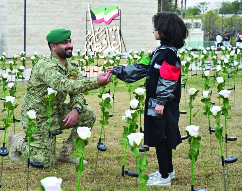 عسكري يهدي طفلة وردة 