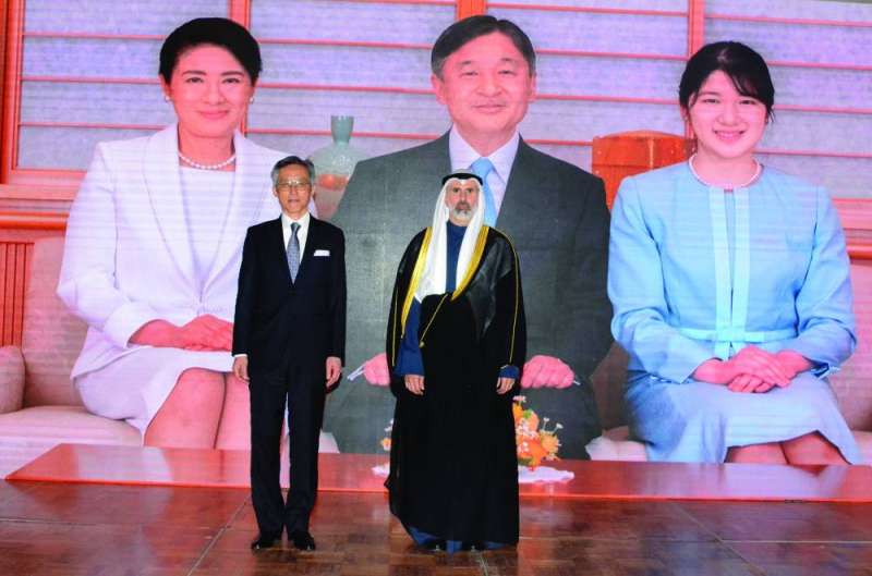 السفيران الجابر وياسوناري في الحفل وفي الخلفية العائلة الإمبراطورية