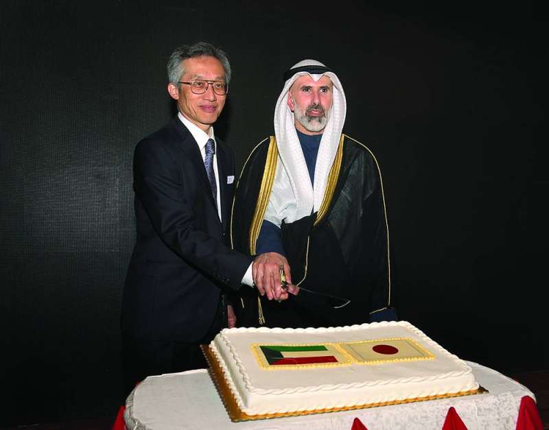 السفيران الجابر وياسوناري يتشاركان قص قالب حلوى الحفل 