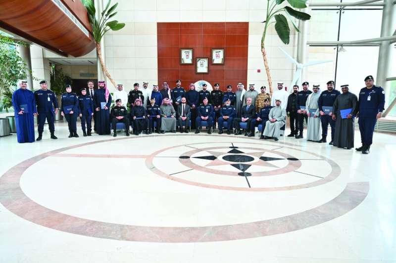 مسؤولو المنظمة و«الداخلية» والمشاركون بلقطة تذكارية في ختام الدورة 	(تصوير أسعد عبدالله) 