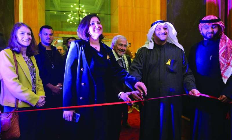 وزير الصحة مفتتحاً فعاليات المؤتمر بحضور هدى الفودري 	(تصوير سعود سالم) 