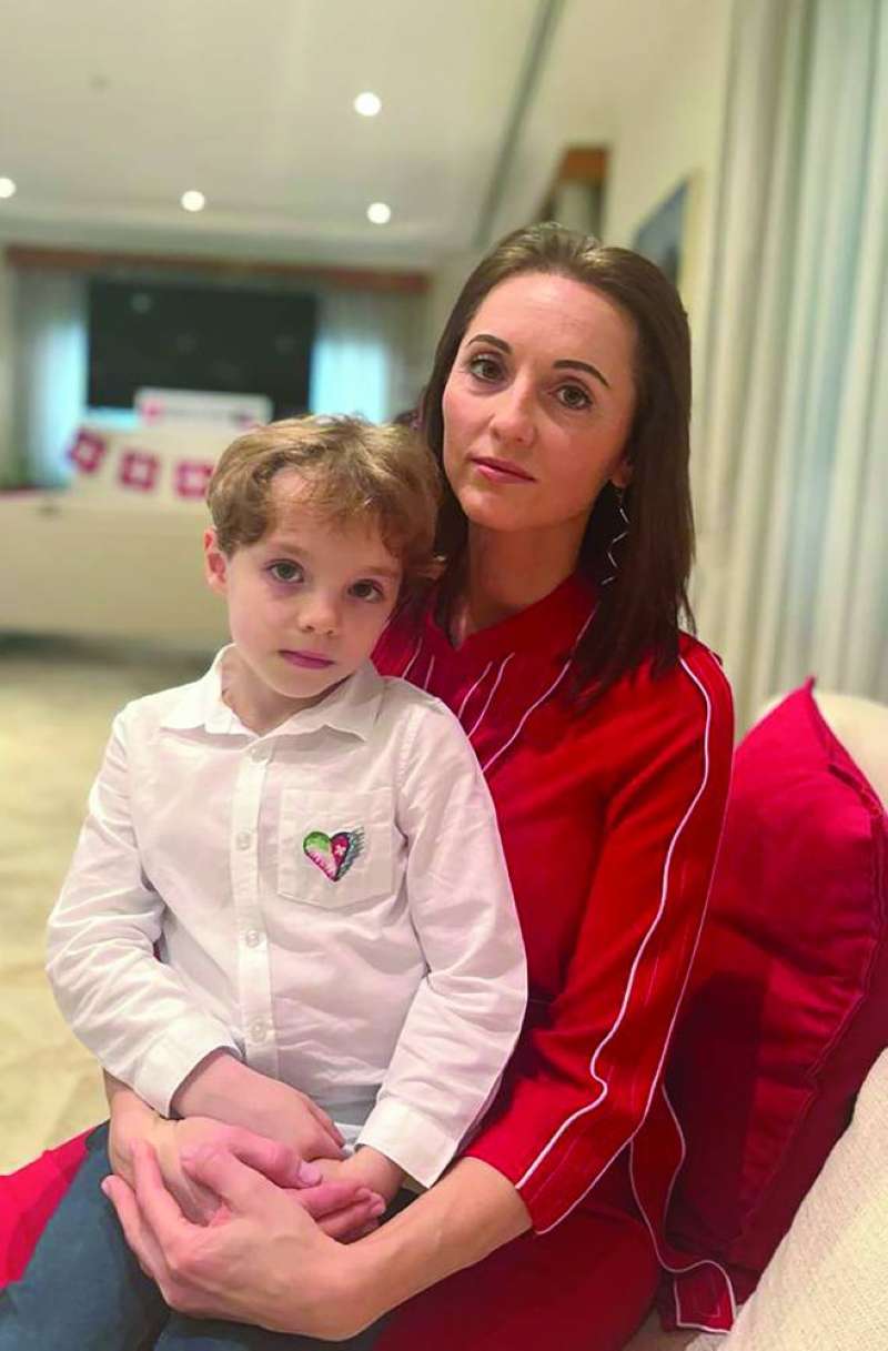 زوجة السفير السويسري وابنها ليوناردو 