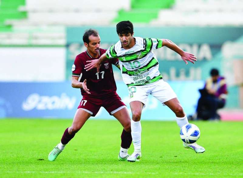 نجم العربي بندر السلامة يستحوذ على الكرة أمام بورمية