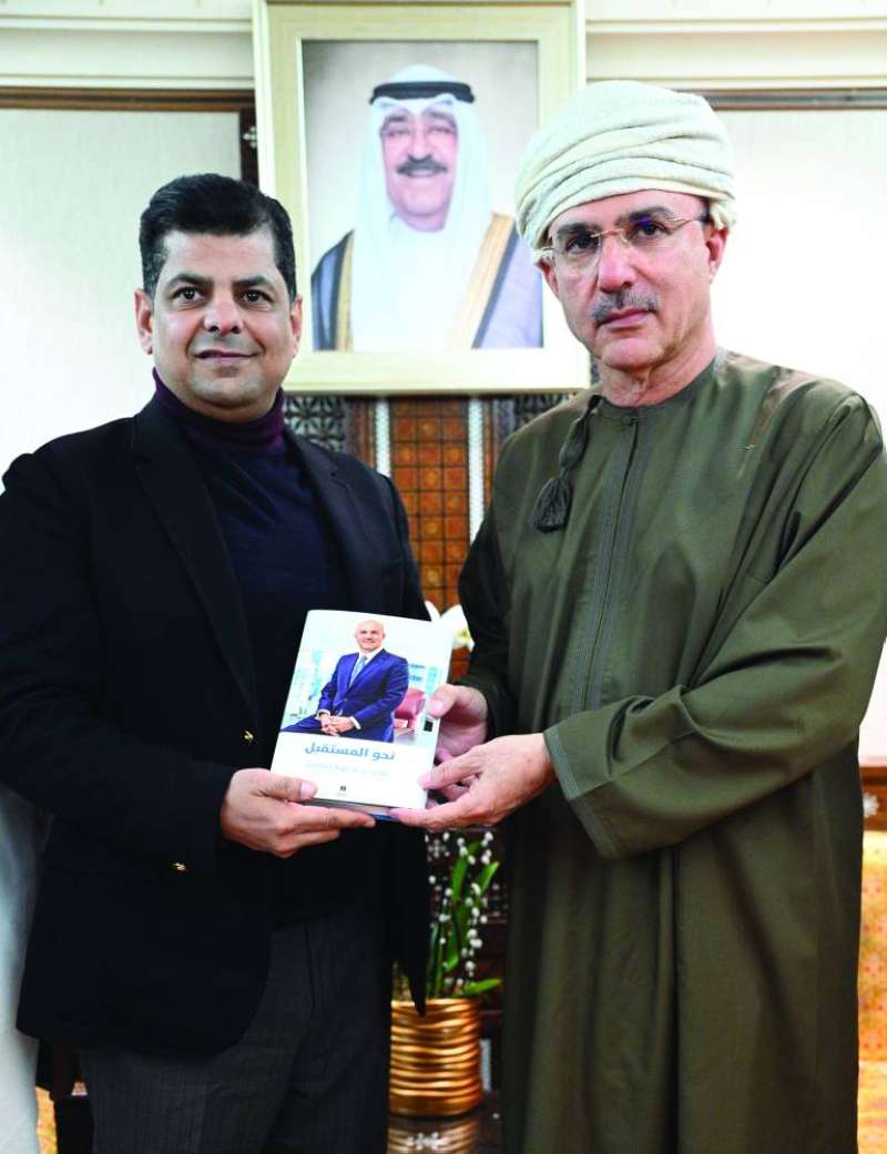 


العارضي مهدياً الزميل رضا السناري كتابه نحو المستقبل        (تصوير نايف العقلة) 