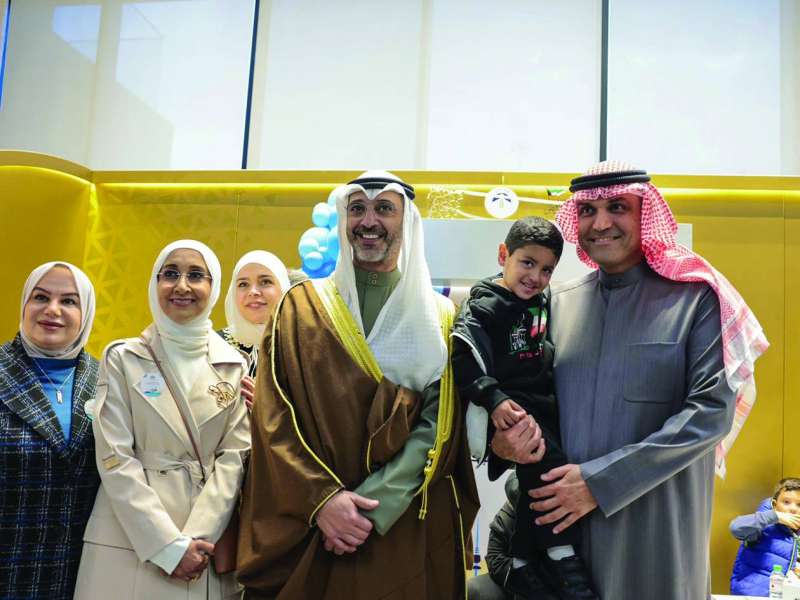 الشيخ محمد العبدالله والبرجس في جناح الهيئة