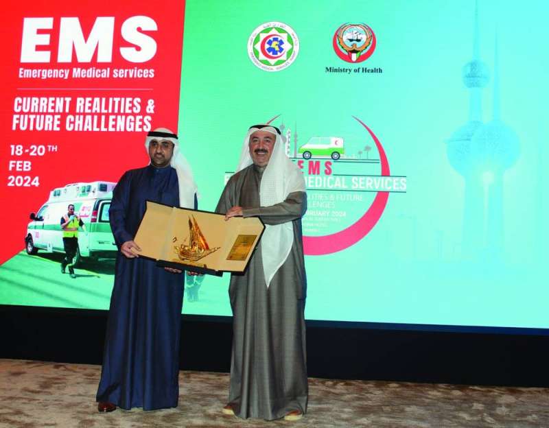 الشطي مُكرّماً الفرس 	(تصوير أسعد عبدالله) 