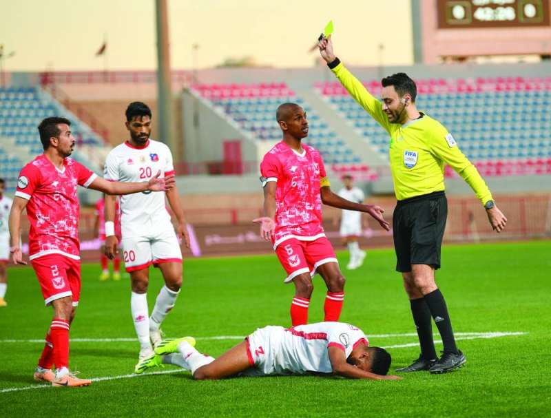 الحكم عبدالله عرب ينذر لاعب الفحيحيل