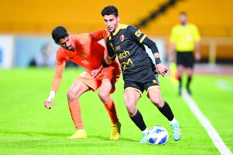 


صراع على الكرة بين عيد الرشيدي وضاري الرقم 