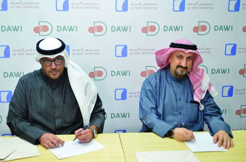 


توقيع الاتفاقية 	 (تصوير سعود سالم) 