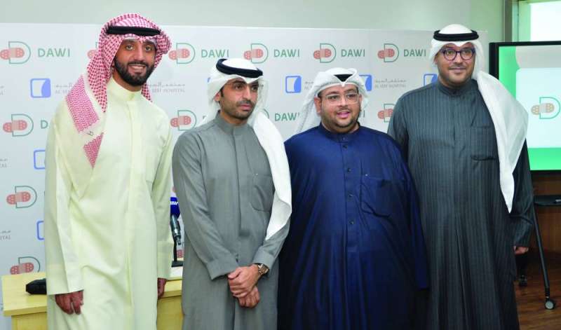 


الزميل عبدالله بوفتين وباسل الجارالله يشاركان في توقيع الاتفاقية 