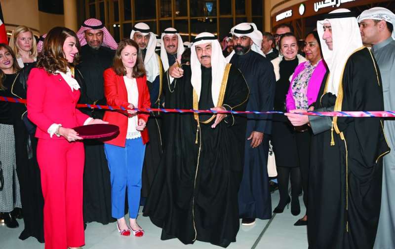 


ناصر المحمد مفتتحاً المعرض بحضور السفيرة البريطانية ووزير الخارجية ووزير الديوان الأميري 	(تصوير نايف العقلة) 