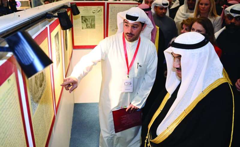 


ناصر المحمد يستمع لشرح من جابر الهندال عن الوثائق المعروضة 