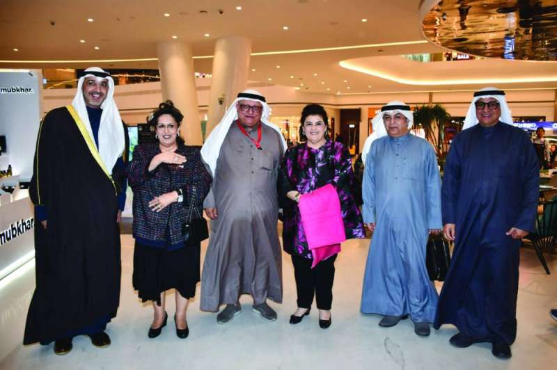 


هالة الصباح وهناء الصباح مع محمد العبدالله وصلاح العوفان ومحمد كمال والزميل خالد الشرقاوي 