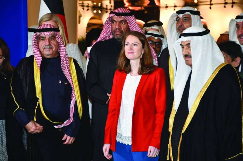 


ناصر المحمد والسفيرة لويس مع أحمد بهبهاني 