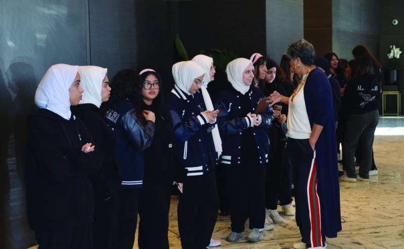 عدد من طالبات الثانوية المشاركات بالمعرض