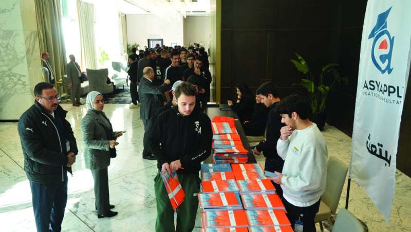 إقبال من الطلبة على المعرض