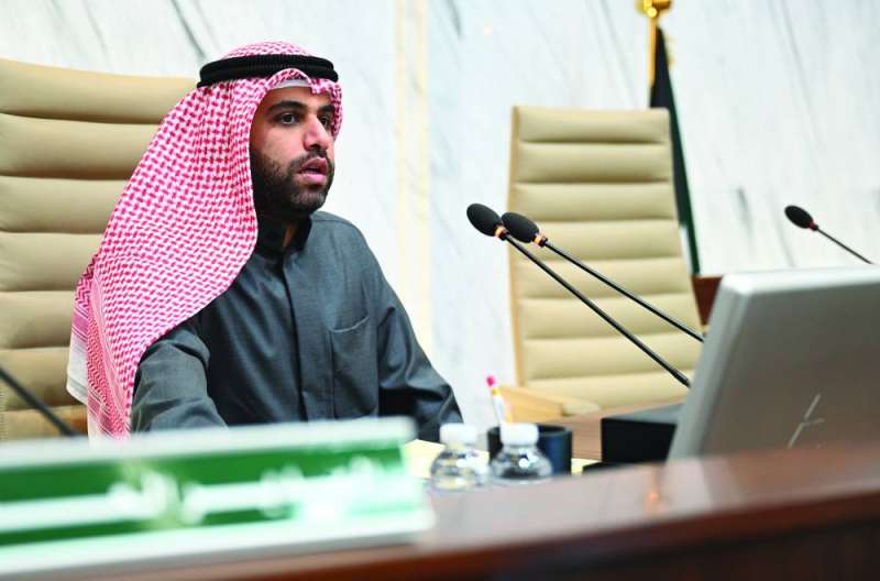 المحري مترئساً الجلسة	(تصوير نايف العقلة) 