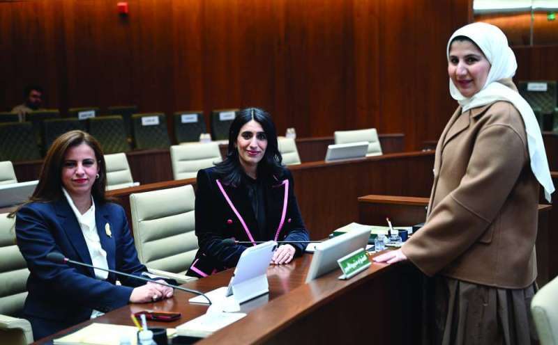 عضوات المجلس علياء الفارسي وفرح الرومي ومنيرة الأمير خلال الجلسة 