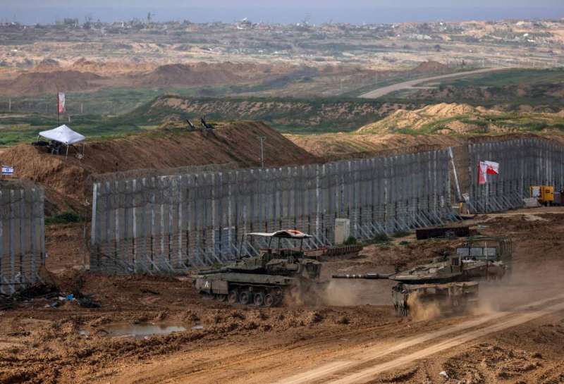 دبابات إسرائيلية في شمال غزة أمس (أ ف ب)