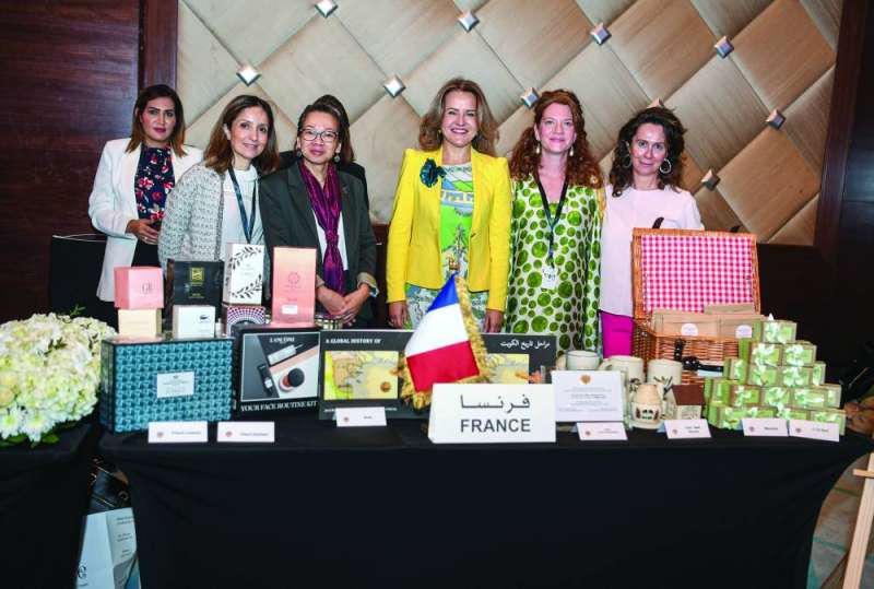 السفيرة الفرنسية في جناح السفارة 