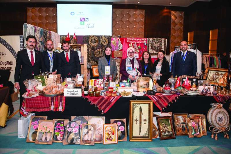 السفيرة طوبى سونمز مع المعروضات التركية