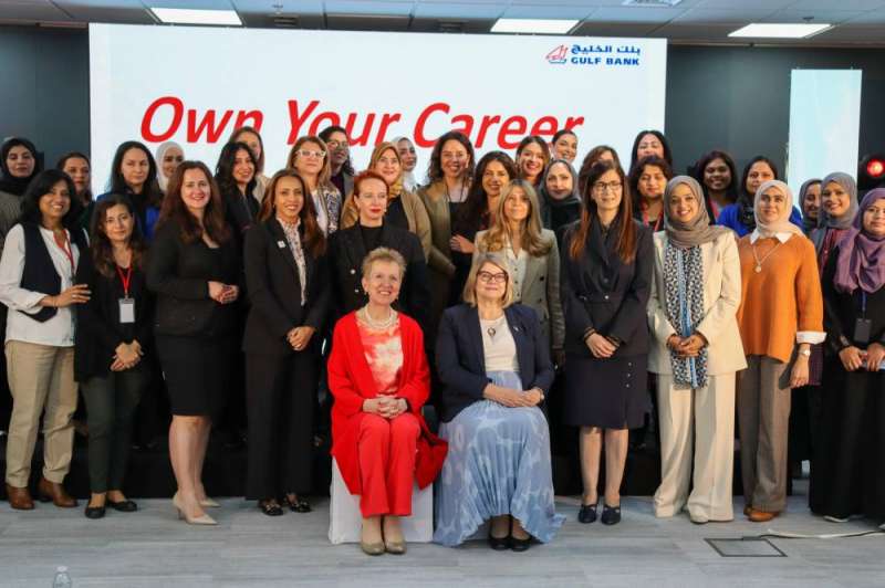 آنِ كويستيننة وهدويچ نوينس مع موظفات بنك الخليج في الحلقة النقاشية 