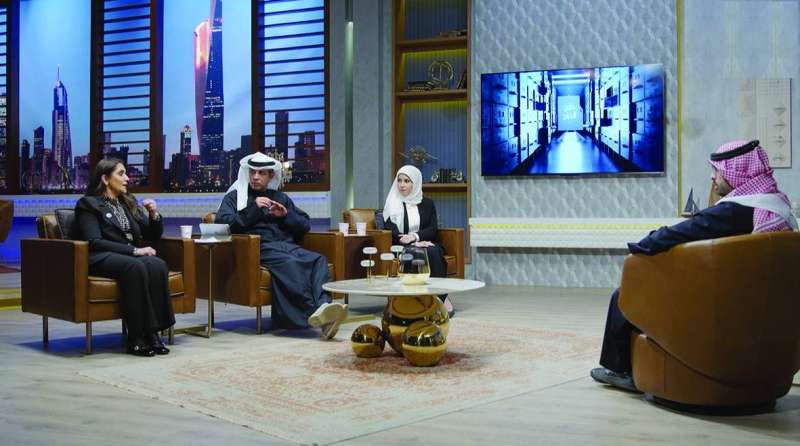 الزميل عبدالله بوفتين خلال استضافته بوشهري وبوزبر والحماد في الجزء الثاني من حلقة «مكافحة الفساد» 