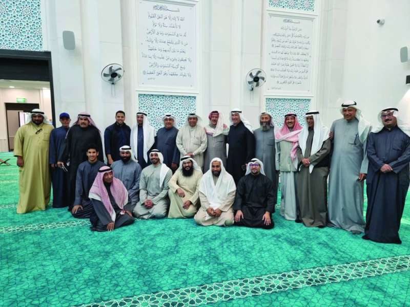 


صورة جماعية لعدد من المصلين والمشاركين في بناء المسجد 