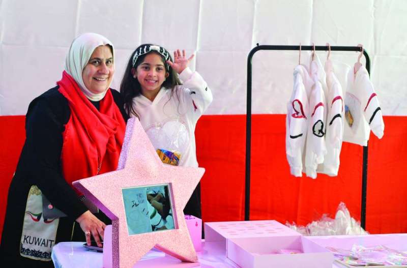 


الشبيكي مع حفيدتها	(تصوير سعود سالم) 